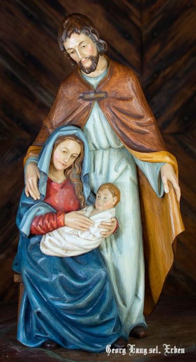 Krippe mit Maria, Josef und dem Jesuskind in farbenfroher Darbietung.