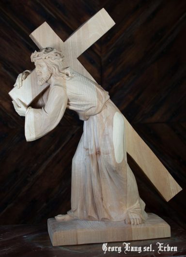 Skulptur von Jesus, der das Kreuz trägt, in Holz geschnitzt.