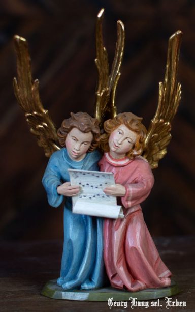 Zwei Engel mit goldenen Flügeln halten ein Schriftstück in den Händen.