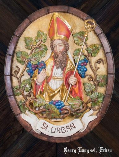 Darstellung von St. Urban, umgeben von Weintrauben und mit Bischofsstab.