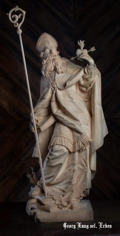 Detaillierte Statue eines Heiligen, der einen Stab und ein Buch hält.