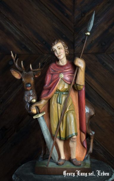 Heilige Figur eines Mannes mit Speer, der einen Hirsch neben sich hat.