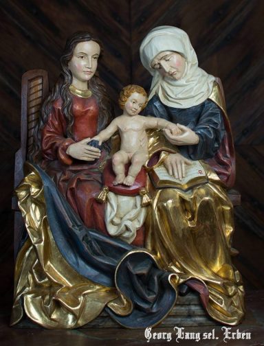 Darstellung von Maria mit dem Kind und der heiligen Anna, kunstvoll geschnitzt.