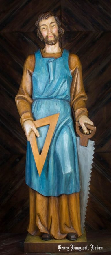 Heilige Figur mit Säge und Winkel, gekleidet in blauen Gewändern.