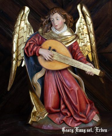 Engel mit goldenen Flügeln, spielt Laute, trägt rot-goldenes Gewand.