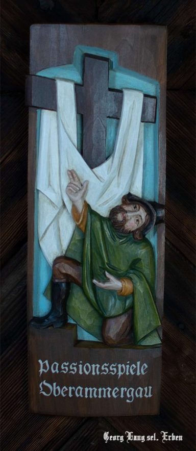 Künstlerische Darstellung eines Mannes vor einem Kreuz mit weißen Tüchern.
