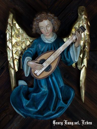 Engel mit goldenen Flügeln, spielt Laute, in blauer Kleidung.
