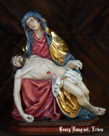Mutter Maria hält den leblosen Körper Jesu in einer eindrucksvollen Skulptur.