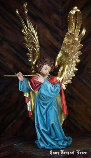 Engel mit goldenen Flügeln, in blauem Gewand, spielt auf einer Flöte.