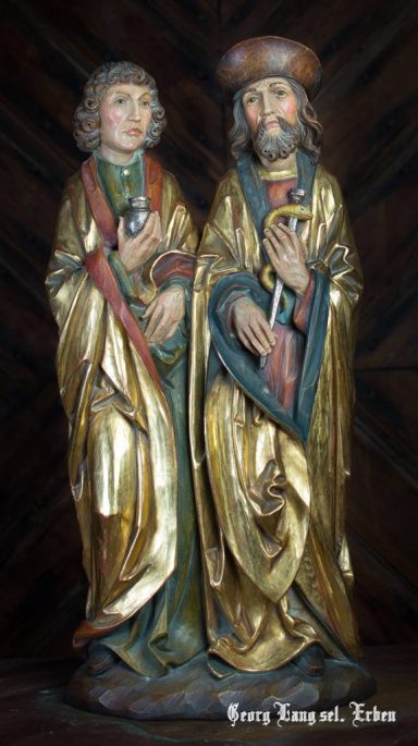 Zwei biblische Figuren in goldenen Gewändern, stehend nebeneinander.