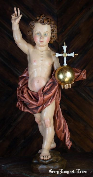Darstellung des Jesuskindes mit goldenem Globus und Kreuz, in rotem Gewand.