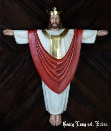 Christuskorpus in weißen Gewändern mit goldener Krone und rotem Überwurf.